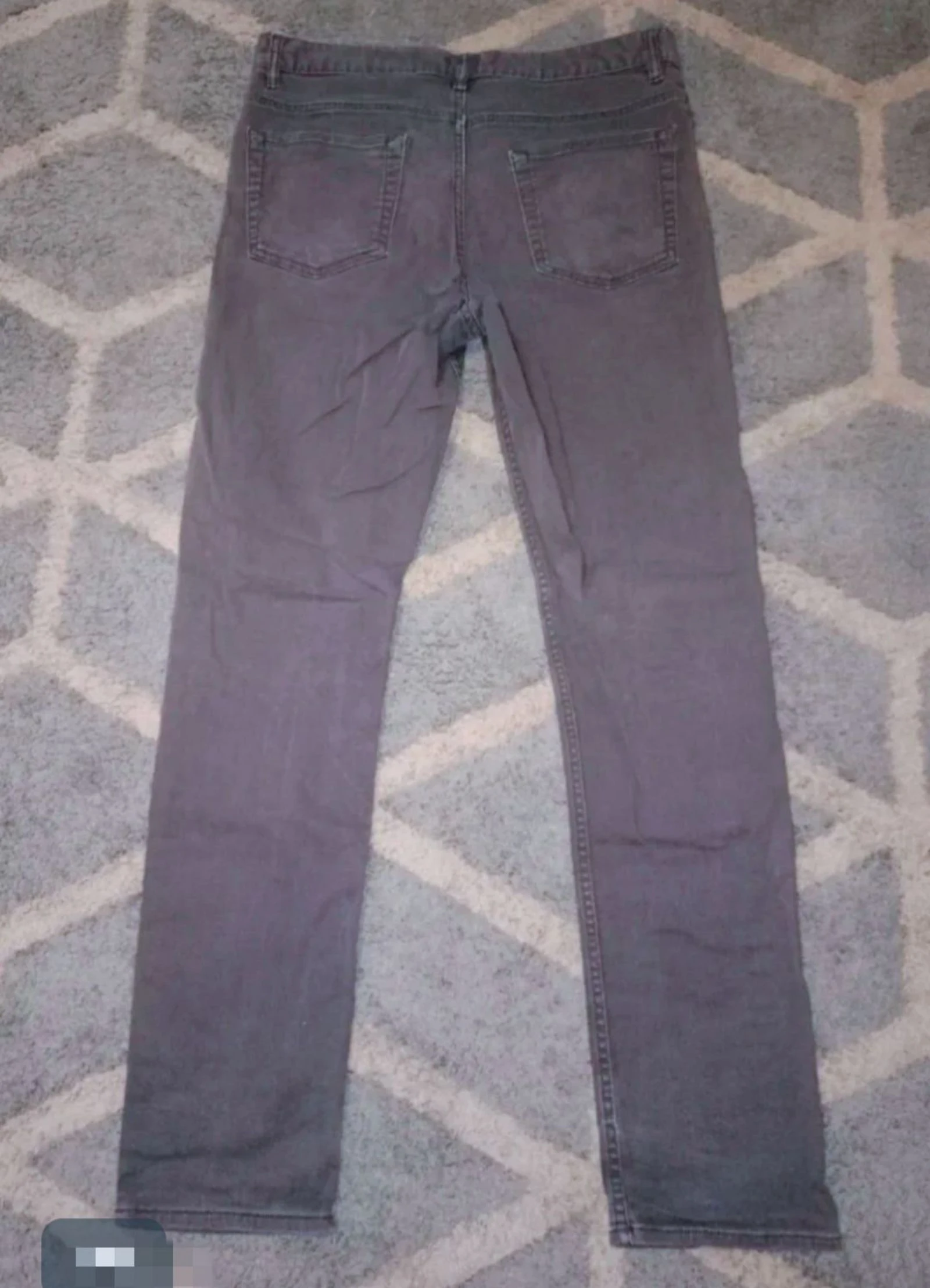 Calça jeans de corte slim fit da marca H&M. – photo 3